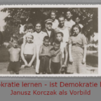 Foto von Janusz Korzcak mit der Bildunterschrift: „Demokratie lernen – ist Demokratie leben! Janusz Korczak als Vorbild“